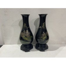 20010 . Black lacquer vase