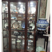 15087   A lot of antique porcelain in showroom